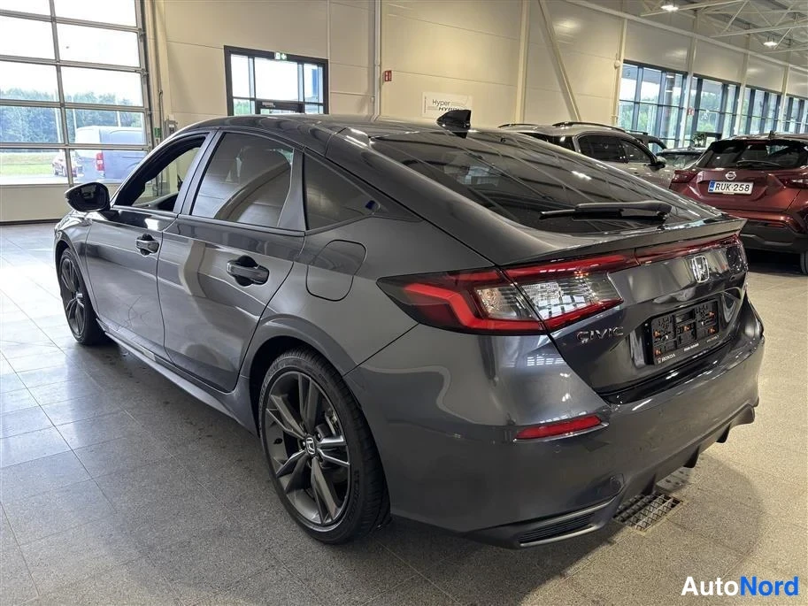 Grey Honda Civic 2026, rear three-quarter, photo 5