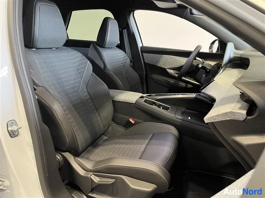 White Peugeot e-3008 2025, front seats, photo 11