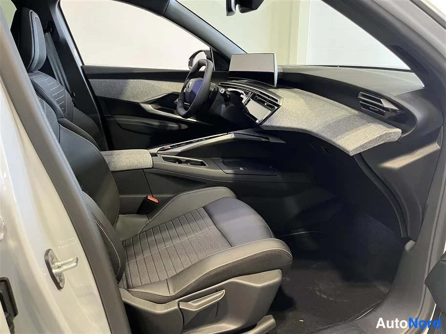 White Peugeot e-3008 2025, front seats, photo 12