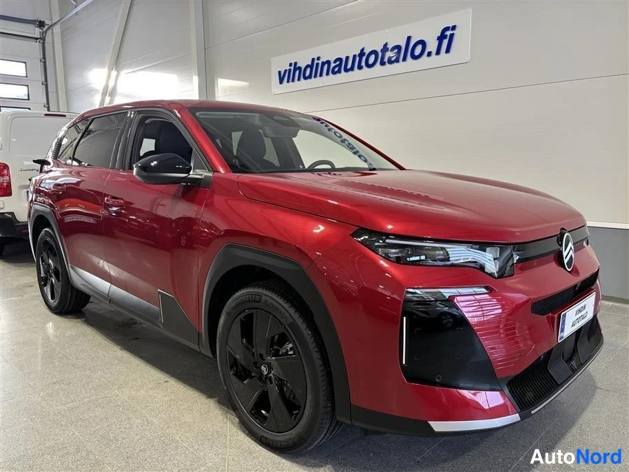 Red Citroen C5 Aircross 2026, front three-quarter, nose to the right, photo 3