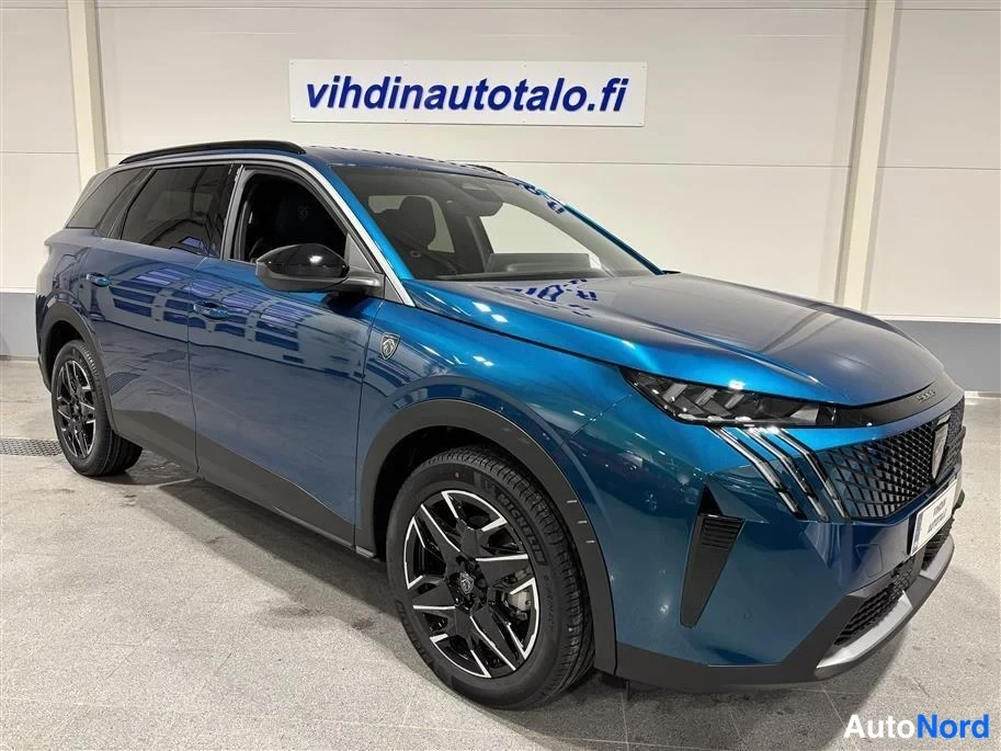 Blue Peugeot 5008 2026, front three-quarter, nose to the right, photo 2