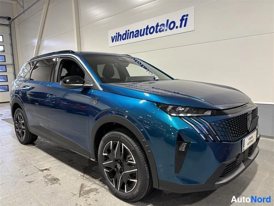 Blue Peugeot 5008 2026, front three-quarter, nose to the right, photo 3
