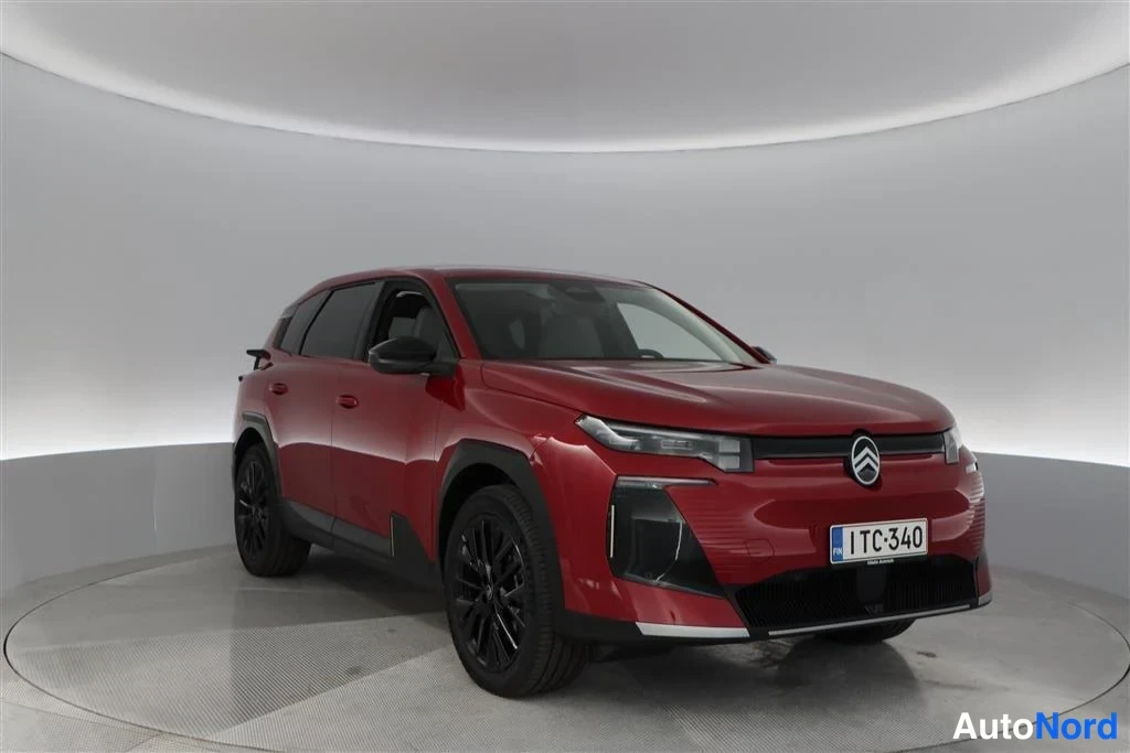Red Citroen C5 Aircross 2026, front three-quarter, nose to the right, photo 5