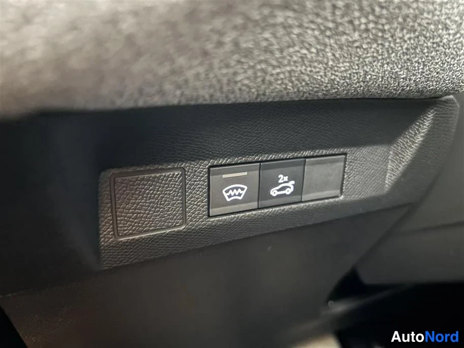 Red Citroen C5 Aircross 2026, detail, photo 34