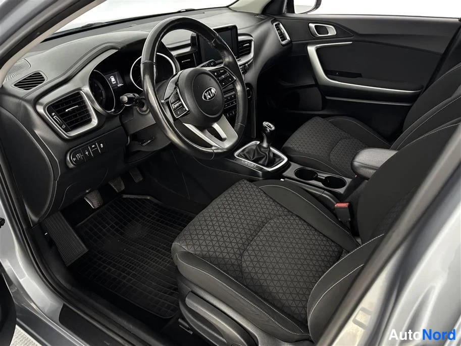Silver Kia Ceed 2019, cockpit, photo 11