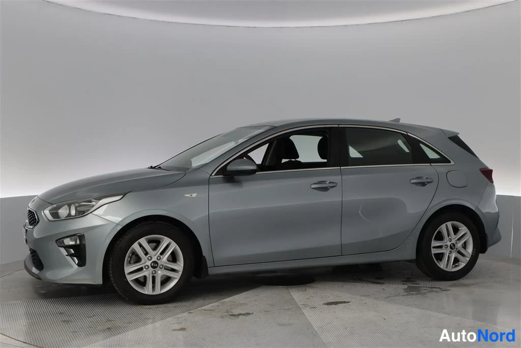 Silver Kia Ceed 2019, front three-quarter, nose to the left, photo 2