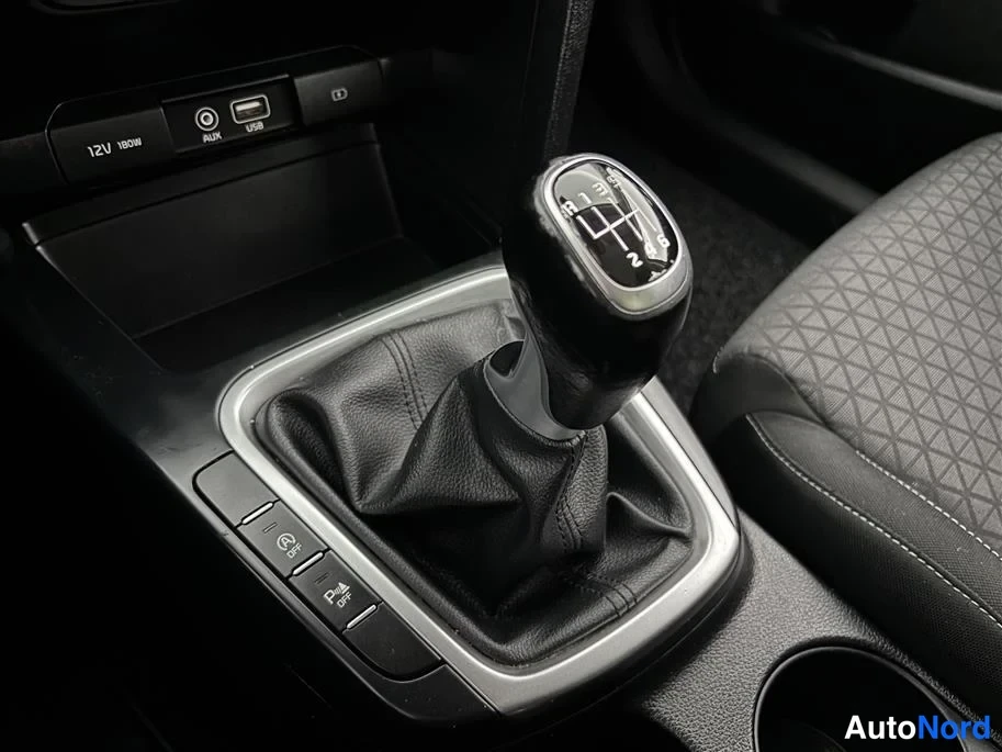Silver Kia Ceed 2019, detail, photo 21