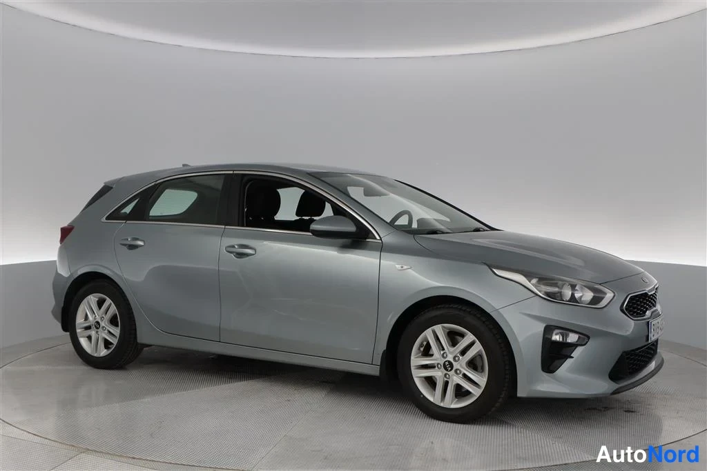 Silver Kia Ceed 2019, front three-quarter, nose to the right, photo 5