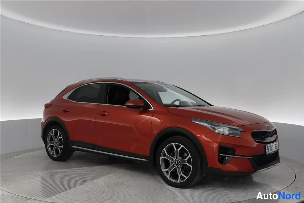 Orange Kia Xceed 2020, front three-quarter, nose to the right, photo 3