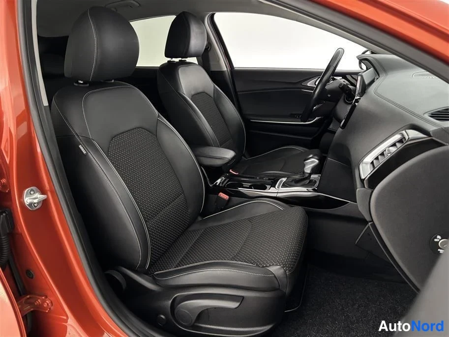 Orange Kia Xceed 2020, front seats, photo 16