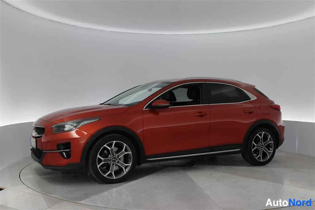 Orange Kia Xceed 2020, front three-quarter, nose to the left, photo 2