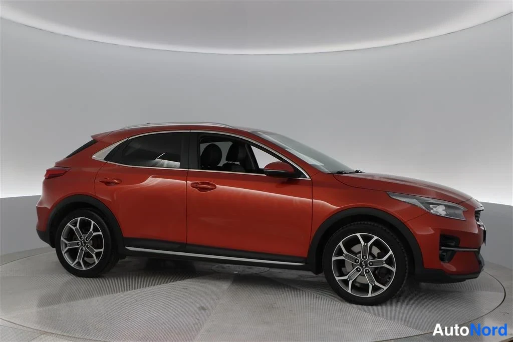 Orange Kia Xceed 2020, front three-quarter, nose to the right, photo 5