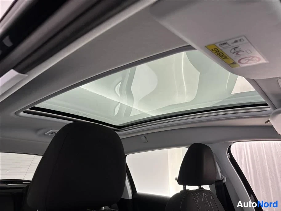 Black Peugeot 2008 2017, cockpit, photo 12