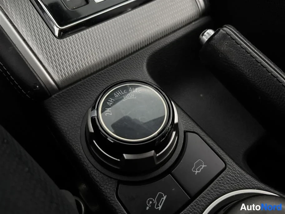 Beige Mitsubishi L200 2020, detail, photo 18