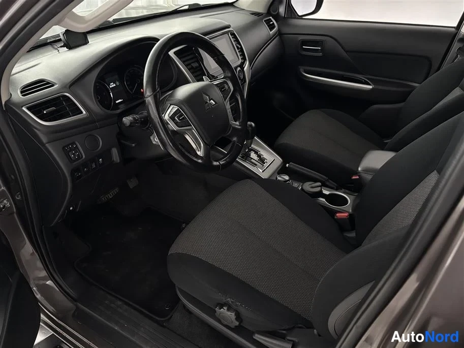 Beige Mitsubishi L200 2020, cockpit, photo 8