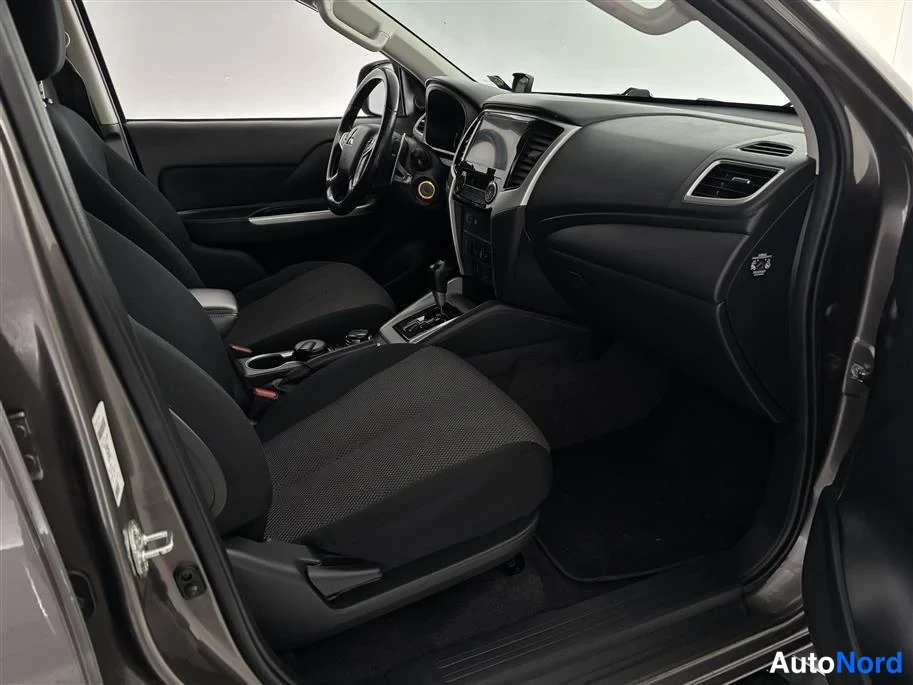 Beige Mitsubishi L200 2020, cockpit, photo 9
