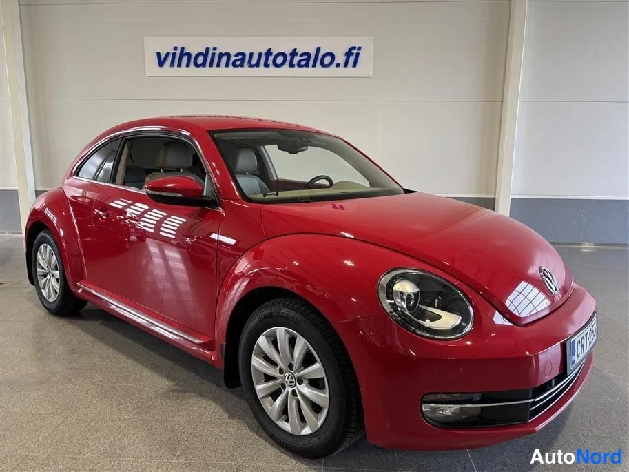 Red Volkswagen Beetle 2015, front three-quarter, nose to the right, photo 3