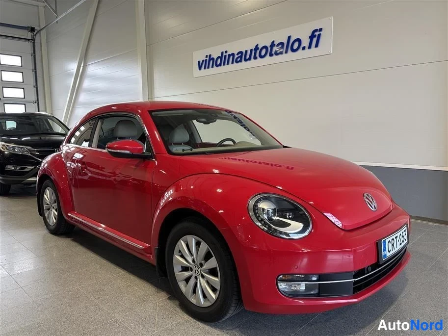 Red Volkswagen Beetle 2015, front three-quarter, nose to the right, photo 2