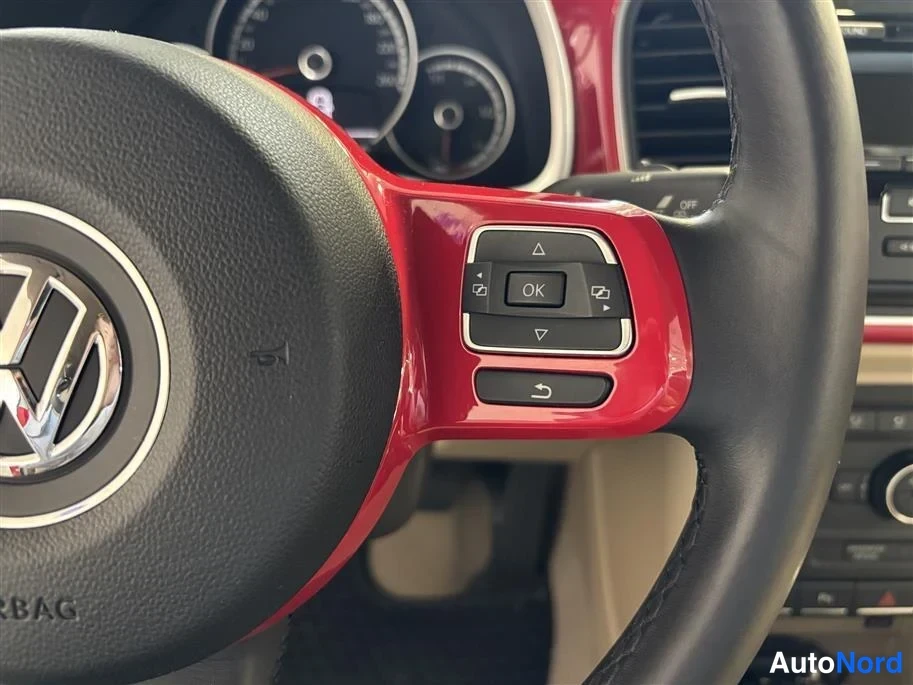 Red Volkswagen Beetle 2015, detail, photo 16