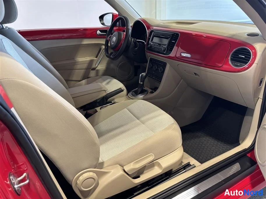 Red Volkswagen Beetle 2015, cockpit, photo 9