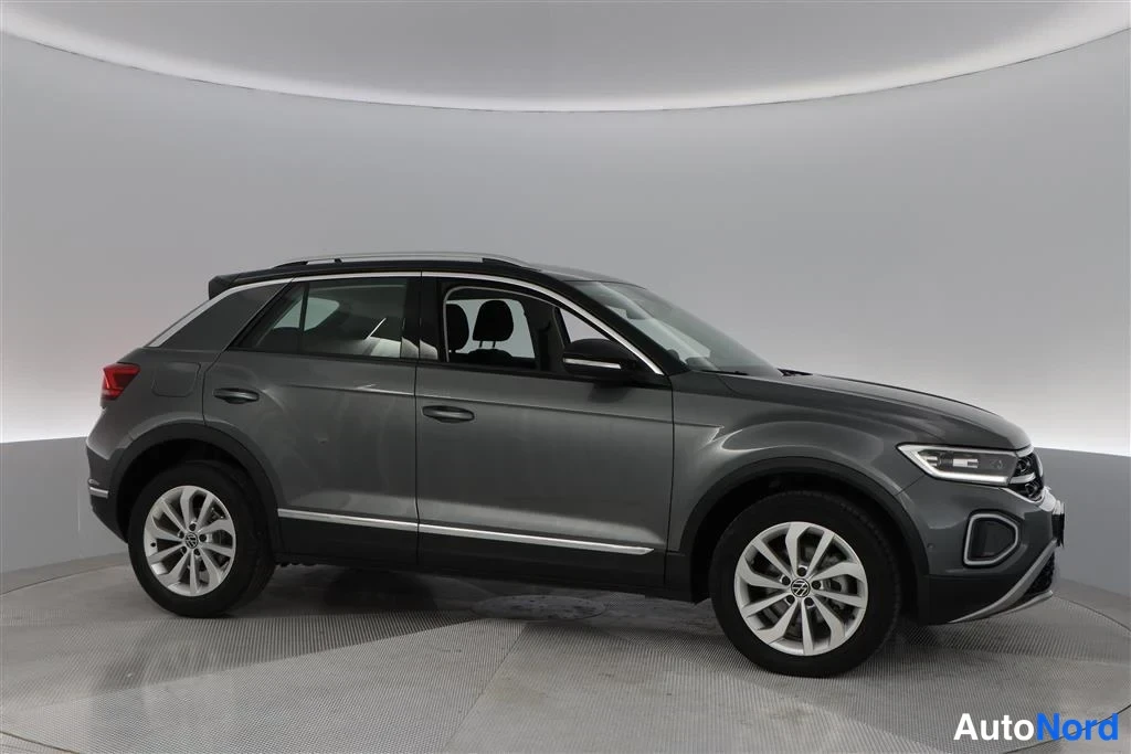 Grey Volkswagen T-Roc 2025, front three-quarter, nose to the right, photo 5