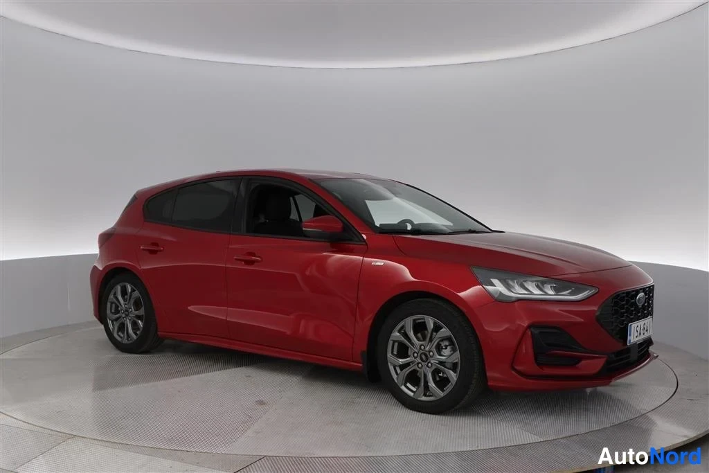 Red Ford Focus 2025, front three-quarter, nose to the right, photo 3
