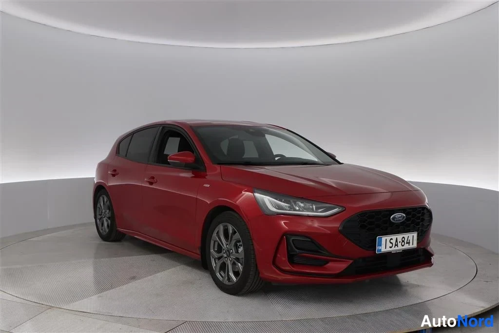 Red Ford Focus 2025, front three-quarter, nose to the right, photo 4