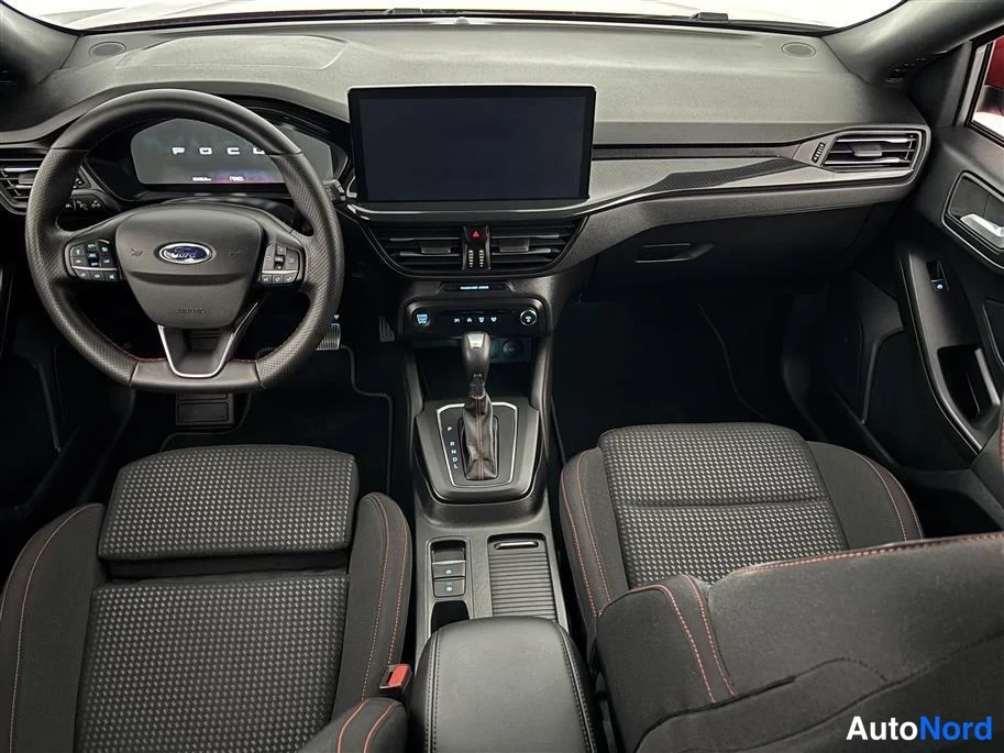 Red Ford Focus 2025, cockpit, photo 11