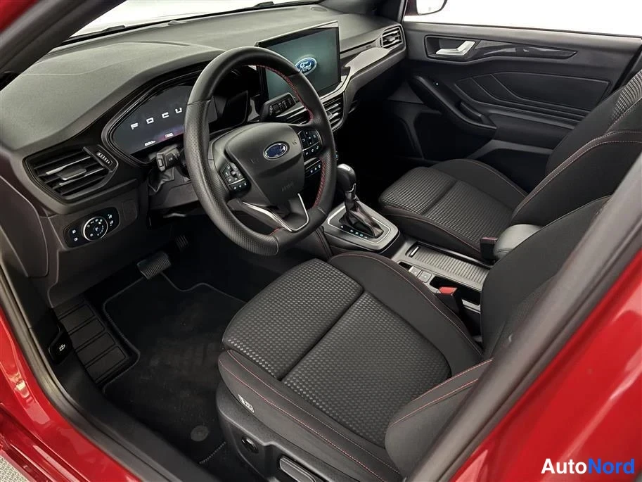 Red Ford Focus 2025, cockpit, photo 12