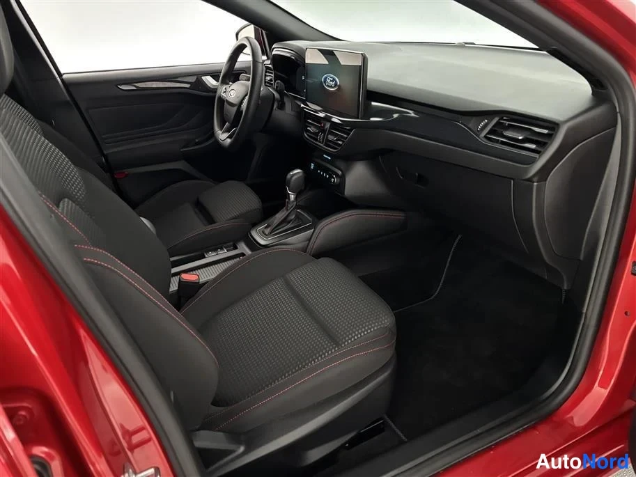 Red Ford Focus 2025, cockpit, photo 13