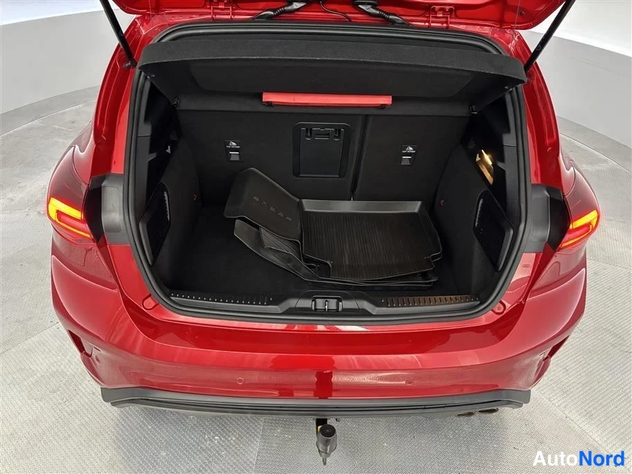 Red Ford Focus 2025, boot, photo 18
