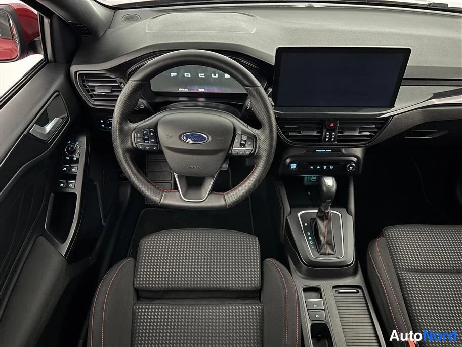 Red Ford Focus 2025, cockpit, photo 14