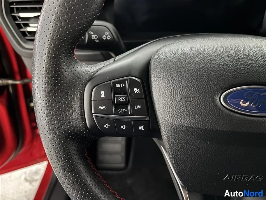 Red Ford Focus 2025, detail, photo 20