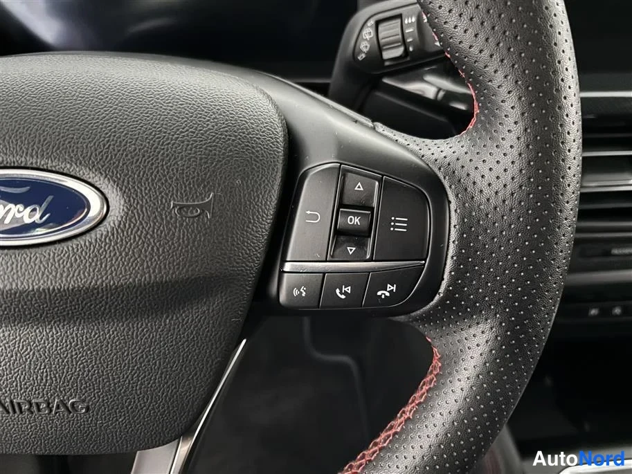 Red Ford Focus 2025, detail, photo 21