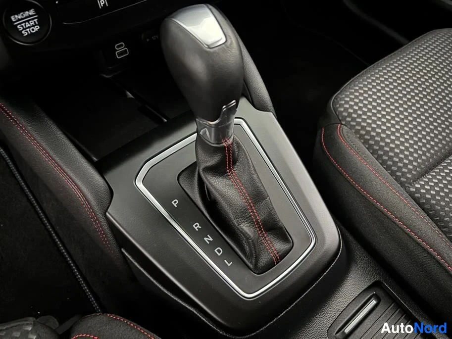 Red Ford Focus 2025, detail, photo 22