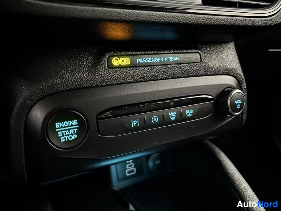 Red Ford Focus 2025, detail, photo 23