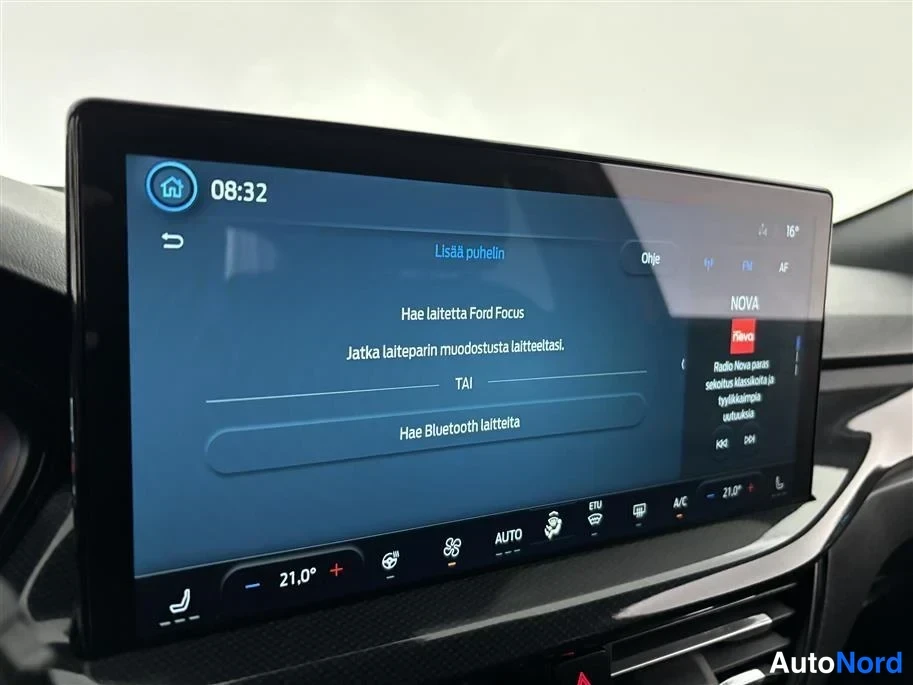 Red Ford Focus 2025, detail, photo 26