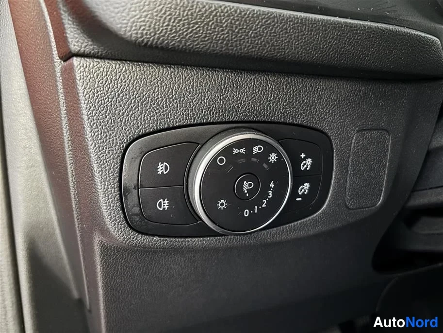 Red Ford Focus 2025, detail, photo 32