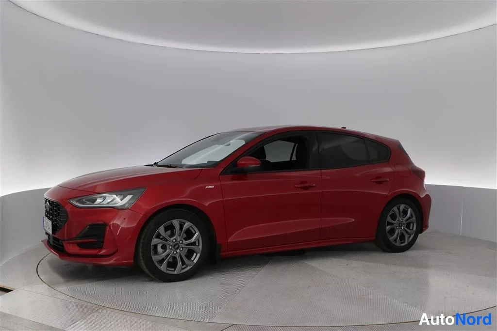 Red Ford Focus 2025, front three-quarter, nose to the left, photo 2