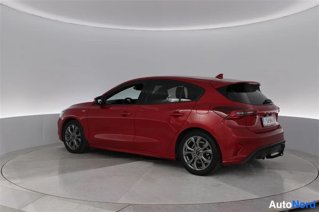 Red Ford Focus 2025, rear three-quarter, photo 7