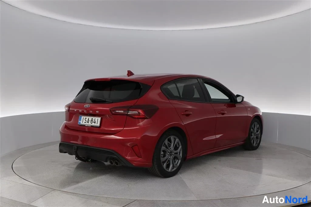 Red Ford Focus 2025, rear three-quarter, photo 8