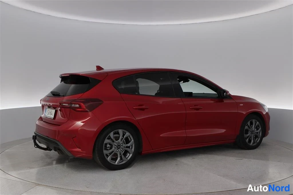 Red Ford Focus 2025, rear three-quarter, photo 9