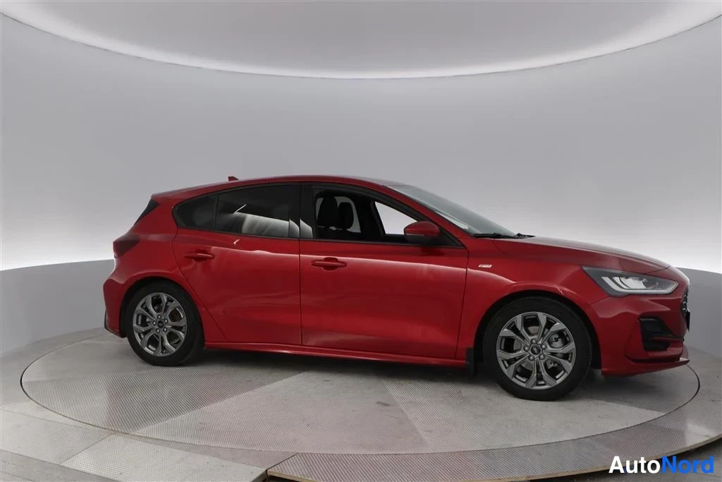 Red Ford Focus 2025, front three-quarter, nose to the right, photo 6