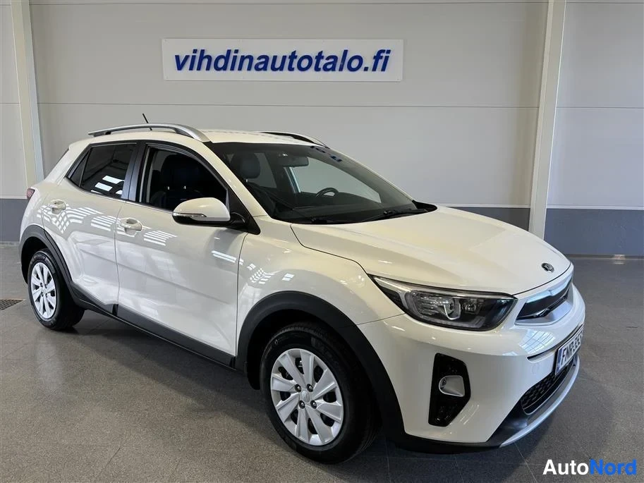 White Kia Stonic 2019, front three-quarter, nose to the right, photo 2