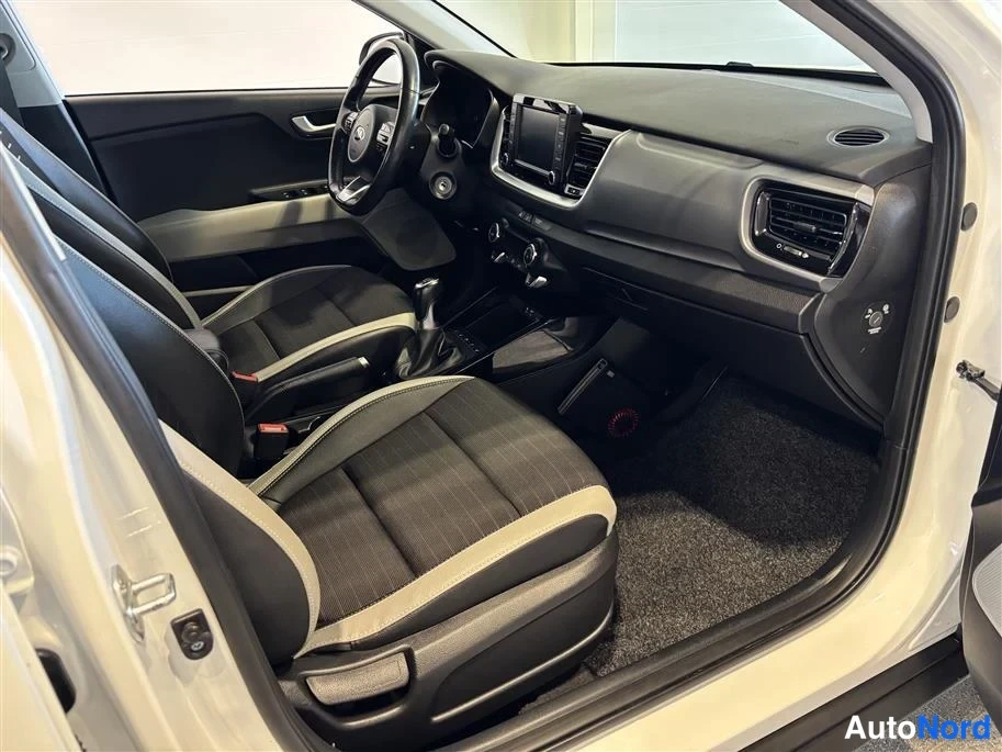 White Kia Stonic 2019, cockpit, photo 9