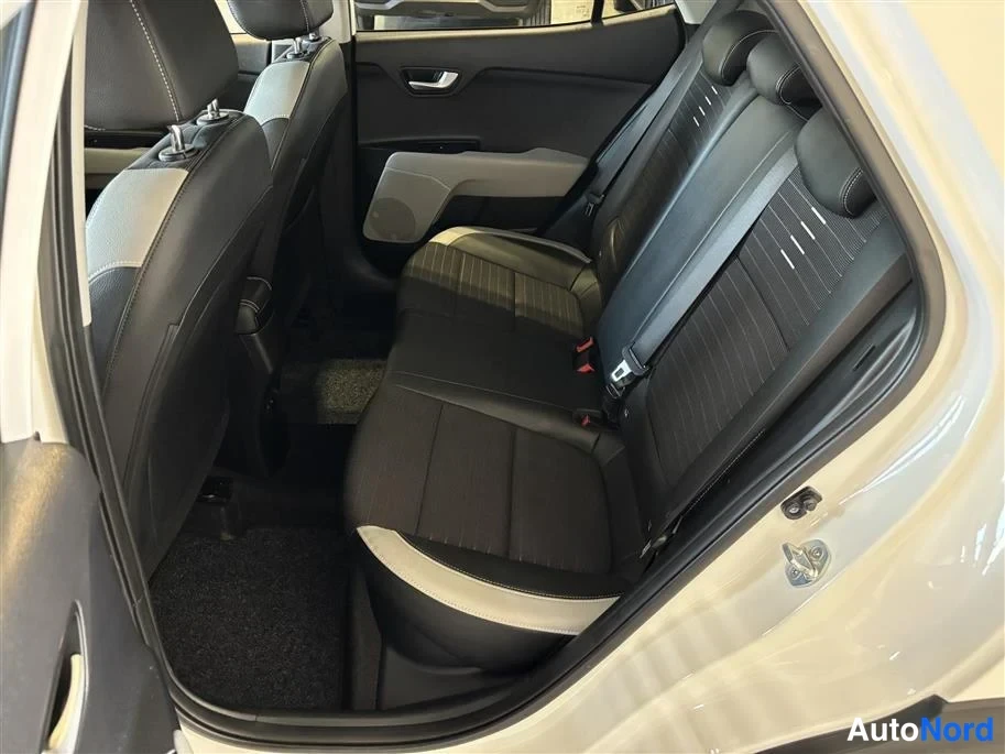 White Kia Stonic 2019, rear seats, photo 13