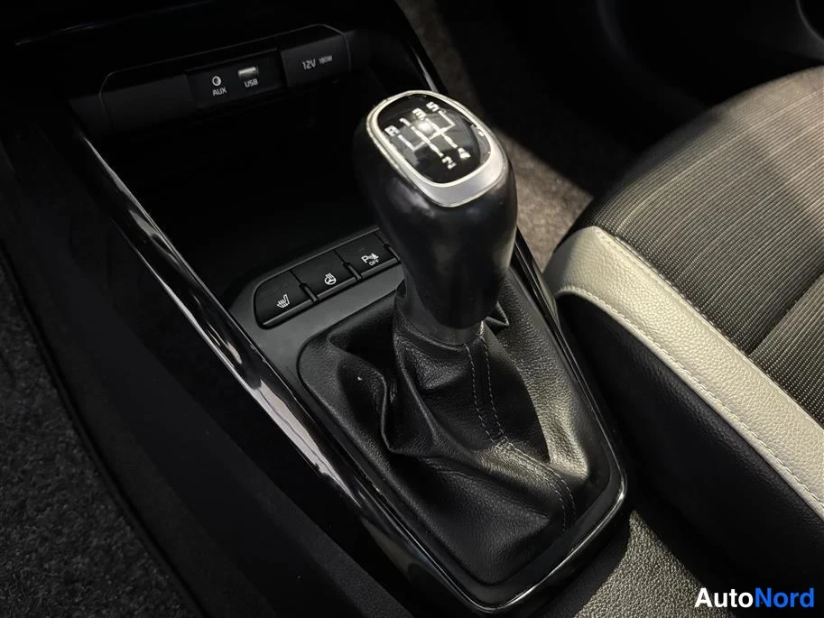 White Kia Stonic 2019, detail, photo 15