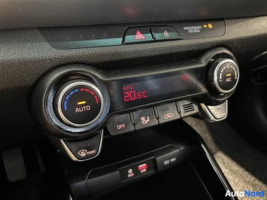 White Kia Stonic 2019, detail, photo 16