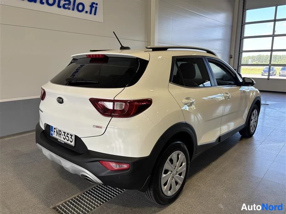 White Kia Stonic 2019, rear three-quarter, photo 4