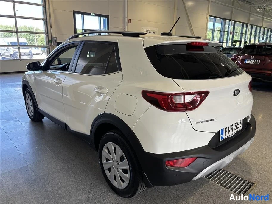 White Kia Stonic 2019, rear three-quarter, photo 5